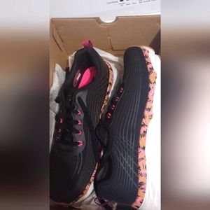 Skechers Maxx cushion tennis shoes